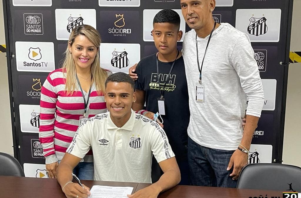 ENZO MONTEIRO FIRMÓ SU PRIMER CONTRATO PROFESIONAL CON SANTOS F.C